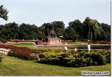 Park area and Chopin Monument