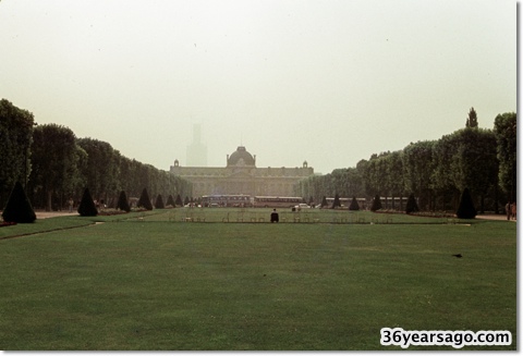 Walking the streets and parks of Paris 04